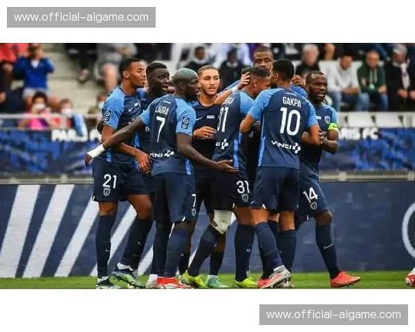 里昂3-0完胜巴黎FC，欧战席位争夺占先机